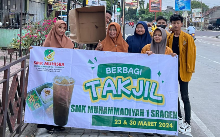 IPM SMK Muhammadiyah 1 Sragen membagi Takjil Gratis kepada masyarakat